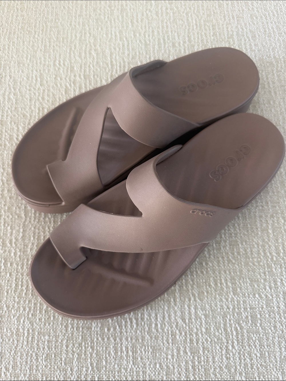 CROCS Women's Brown Cross-Strap Toe-Post Sandals